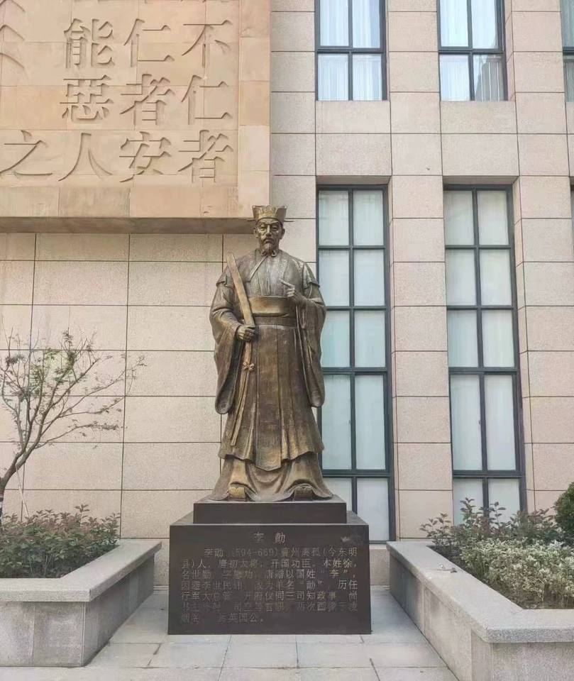 仿铜人物雕塑