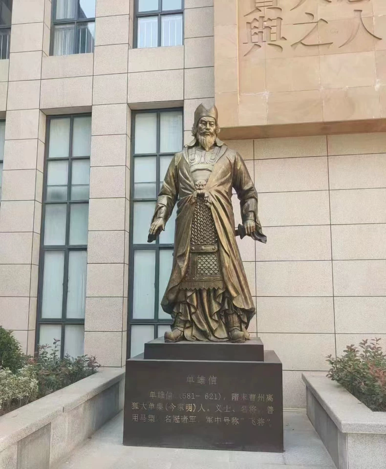 仿铜人物雕塑